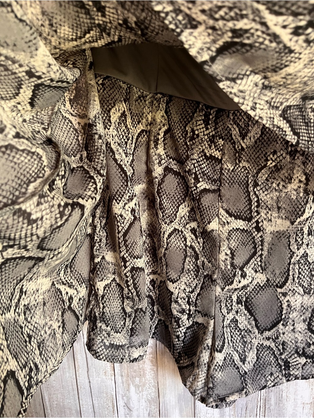 Superdown NWT Snakeskin Strapless Asymmetrical Romper Gray Black M - Picture 4 of 8